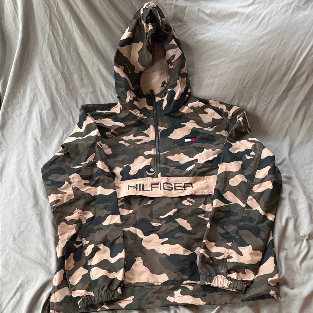 Men’s Camouflage Tommy Hilfiger Rain Jacket with front zip and pocket